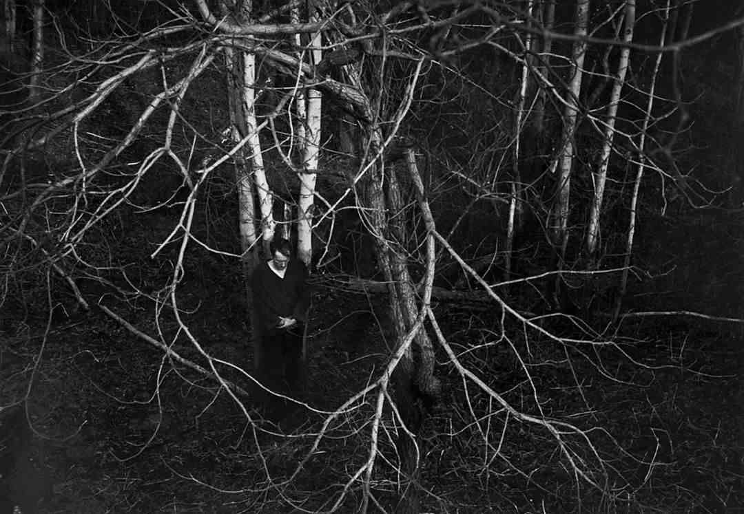 在系列短片《基督之罪》的拍摄现场，弗兰克让一名男演员站在树林里，从高处俯拍取景。